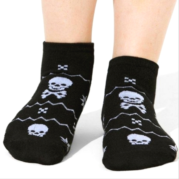 ❤️NWT VINTAGE TORRID 5 PAIRS WIDE SOCKS - CHRISTMAS SOCKS - SKULLS STARS WIDE WW - Picture 2 of 11